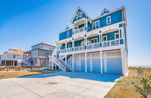 Beachfront Luxury with Elevator/Bikes/Ping-Pong