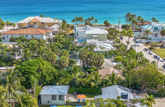 BEACHFRONT, MONTHLY RENTAL OR YEARLY RENTAL POSSIBLE