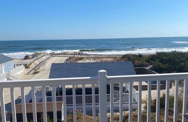 Beachfront Paradise, Panoramic Views of the Beach & Ocean!
