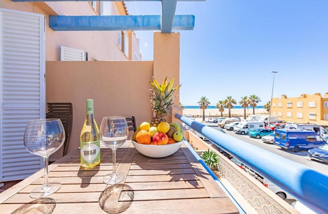 Beachfront, pool, terrace & WIFI