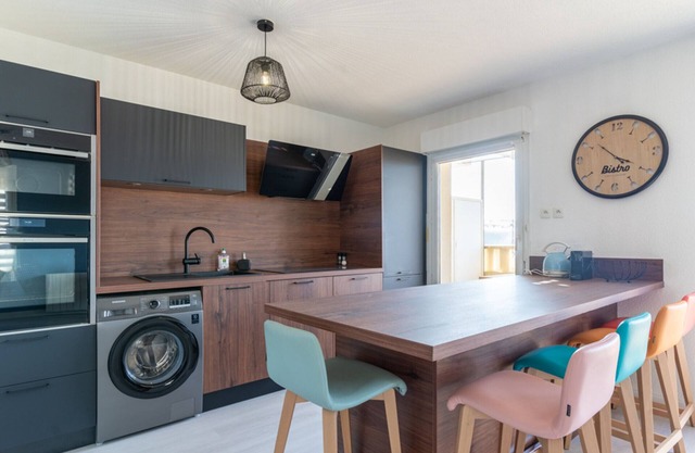 Beachfront Renovated 2BR Apartment with Pool & Parking - Biscarrosse - Sleeps 6