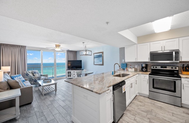 BEACHFRONT Resort - Remodeled - 110+ 5-STAR reviews! 3 Pools -Tiki Bar 8th Floor
