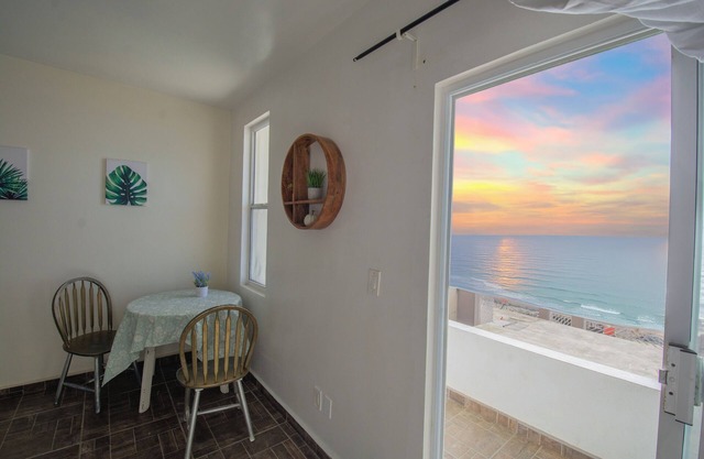 BEACHFRONT Spacios/Clean/Cozy 2 Bd on the beach!