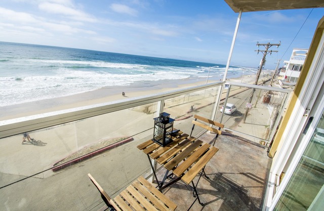 BEACHFRONT, sun, sand & fun - Cozy 1 Bdr Apt