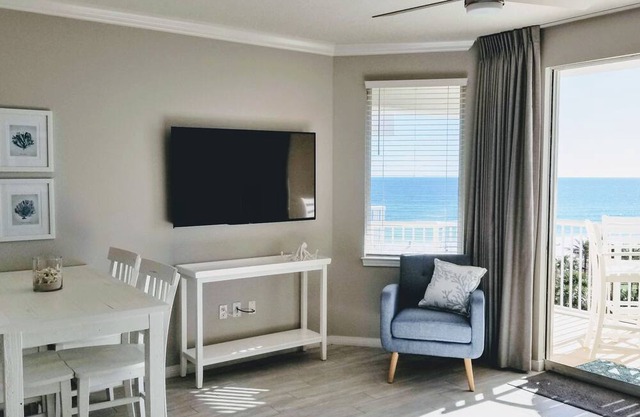 Beachfront, Top Floor, Updated- FREE Beach Service
