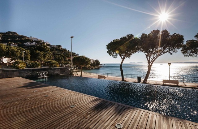 Beachfront two-bedroom apartment with sea views in Canyelles Petites