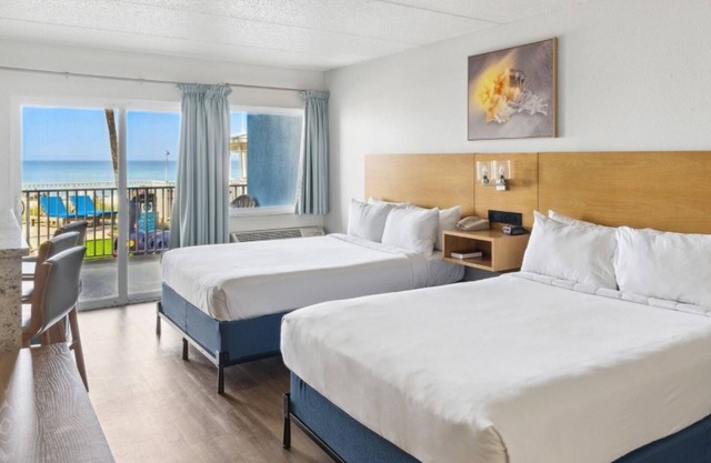 Beachfront Unit with Kitchen and Balcony! Gulf View, Swimming Pool, Free Parking