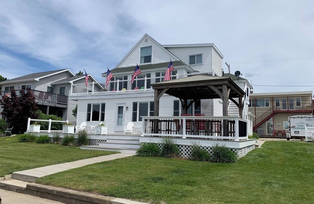 Beachfront vacation on Crystal Lake, downtown Beulah