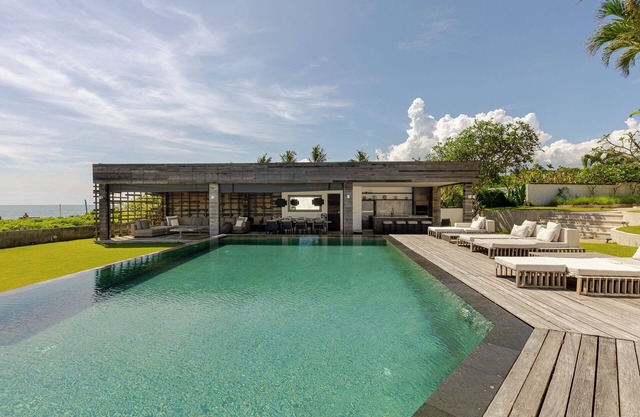 Beachfront Villa in Bali. Beach Club. 2 swimming pools. 5 bedrooms. Private Chef