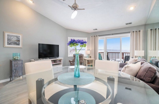 Beachside 323 Waterfront Condo