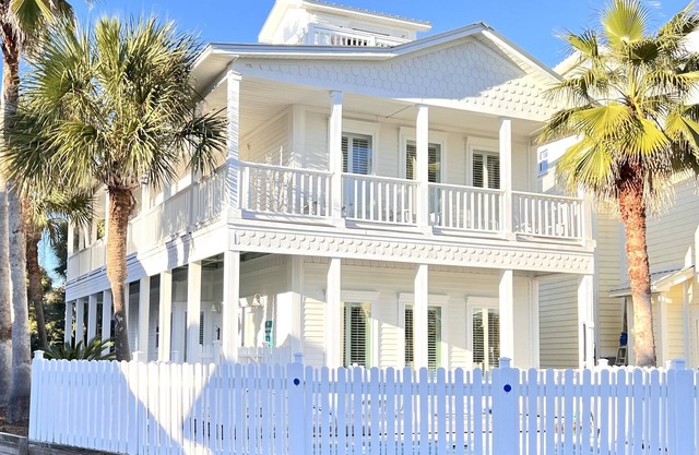 Beachside 5 bed 3 ba w/Gulf views! Private beach and Private pool