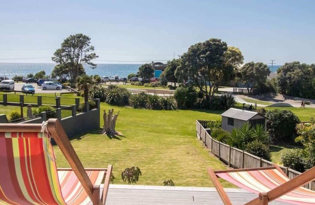 Beachside Bach in Oakura - Aqua Vista