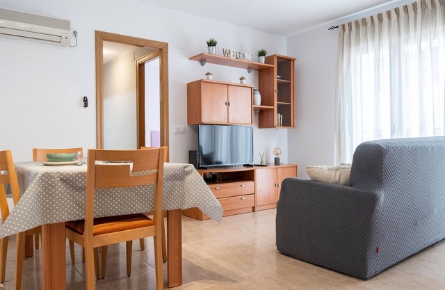 Beachside Bliss: Cozy 2BR Apartment, 80m from Sand, WiFi, AC/Heating