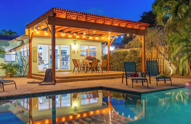 Beachside Bliss Lush Pool, Courtyard & Garden