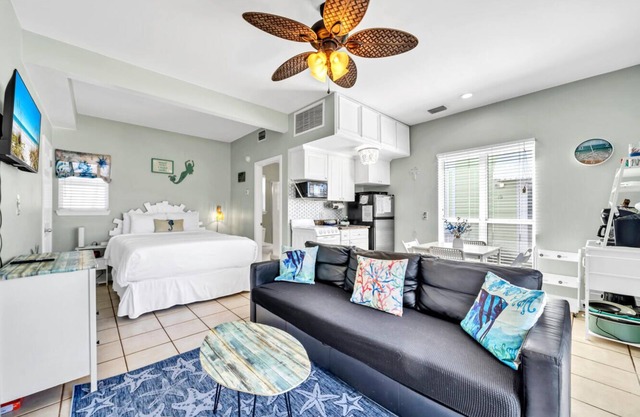 Beachside Breeze Cottage~Location! Crystal Beach, Destin~Steps to Beach & Pool