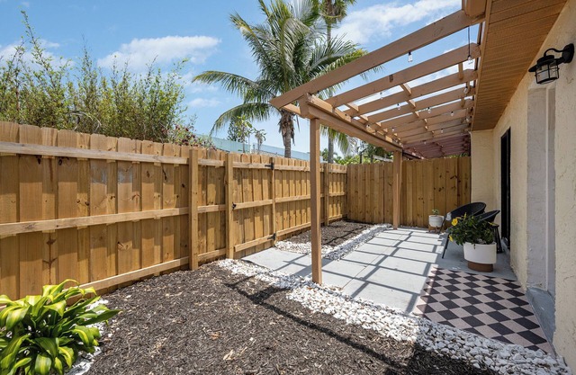 Beachside Bungalow- minutes from the beach and cruise ships!