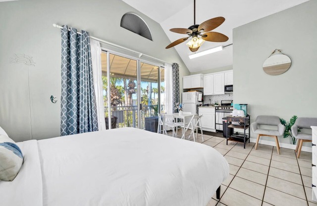 Beachside Bungalow ~ Location! Crystal Beach, Destin ~ Steps to Beach & Pool
