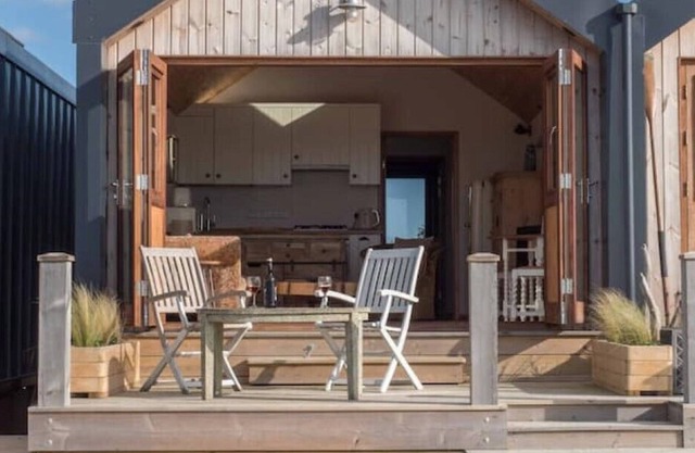 Beachside chalet No 5 with private access to beach