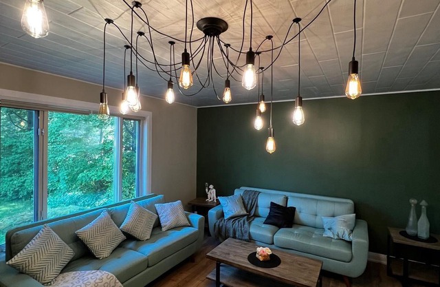 Beachside Escape: Tranquil Cottage Retreat Steps from the Shore! (Pet-friendly)n