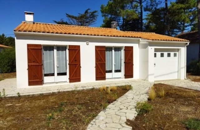 Beachside Getaway: Cozy House for 5, 100m from Shore, Parking, TV, BBQ, WiFi Option