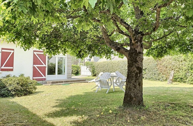 Beachside Getaway: Cozy Cottage with Garden, 150m to Shore
