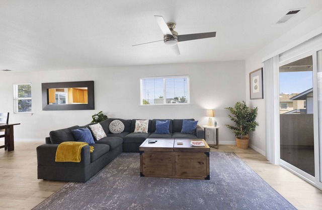 Beachside Gem: Spacious 4 Bdrm Near Sand & Shops