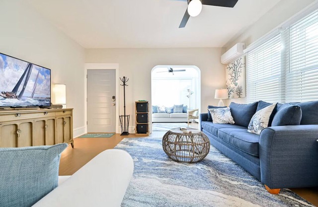 Beachy 3-bedroom house with WiFi and AC in walkable Margate