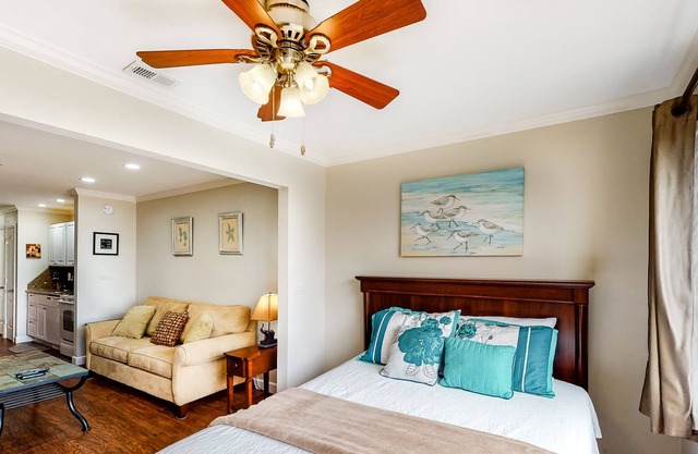 Beachy & Elegant Studio!, Beach Chairs & Umbrella! Groups Welcome!