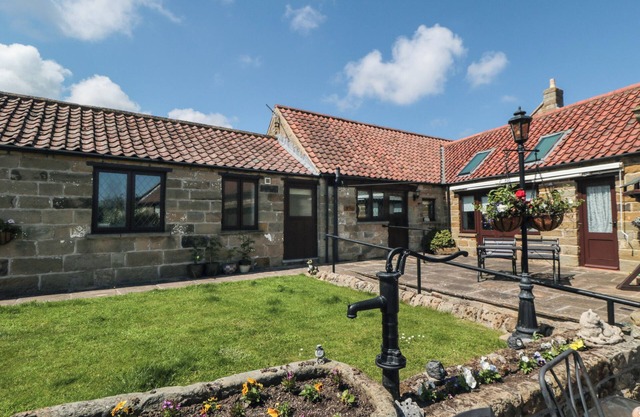 BEACONSFIELD COTTAGE, family friendly, with a garden in Scalby