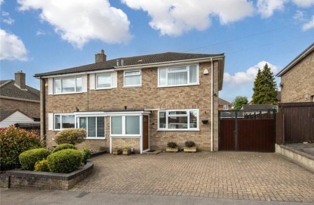 Beaconsfield House in Quiet and a very Pleasant Area, near Luton Airport