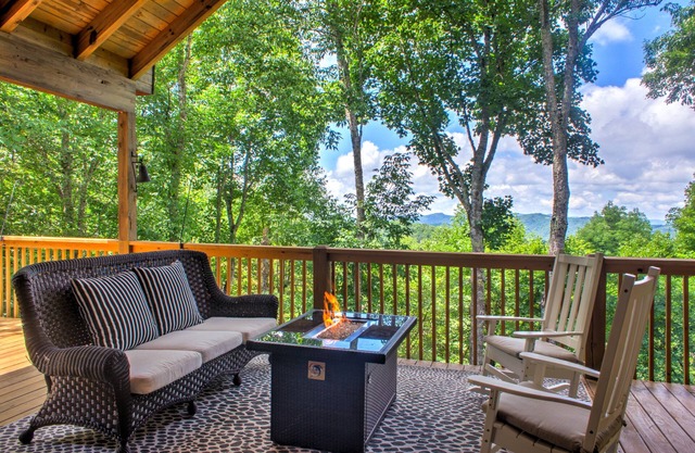 Bear and Bull Lodge | Mountain Lodge with Golf, Skiiing, Trails!