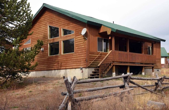 Bear Bungalow | Sleeps 10 | 23 Minutes to Yellowstone