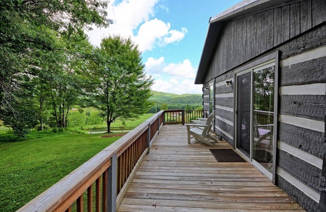Bear Creek Cabin-2 BR/2BA Cabin, Mountain Views, WIFI, Gas FP
