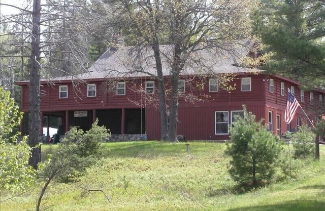 Bear Creek Lodge - Historic Riverfront Lodge on 120 Wooded Acres!