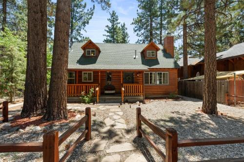 Bear Cub Cabin with Hot Tub, Outdoor Patio w BBQ!