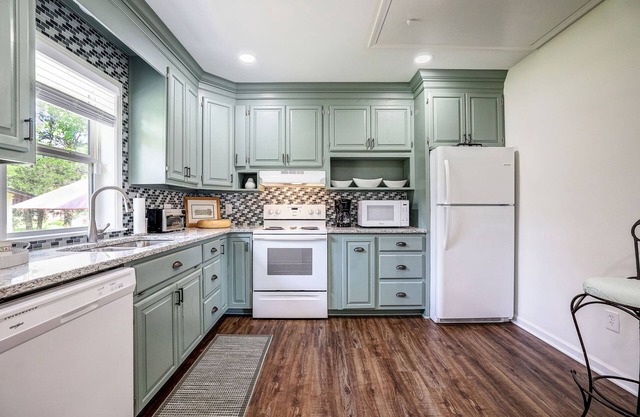 Bear Footin Cottage - 3rd Night Free!