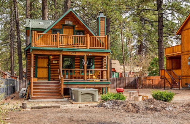 Bear Lake Hideaway: Two Story Log Cabin w fireplace & hot tub. Walk to the lake!
