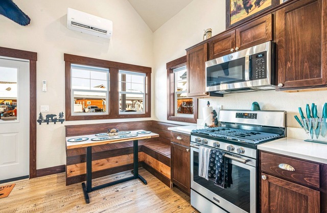 Bear Necessities - 1 Bedroom and Loft 2 Bath Parkside Bungalow