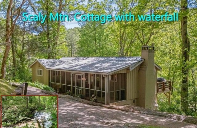 Bear Ridge Cabin. HOT TUB Just Added! Cozy & Secluded. Close to Highlands, NC.