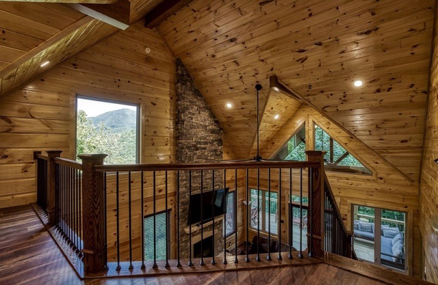 Bear Tracks Lodge 4 Bedroom Cabin by RedAwning