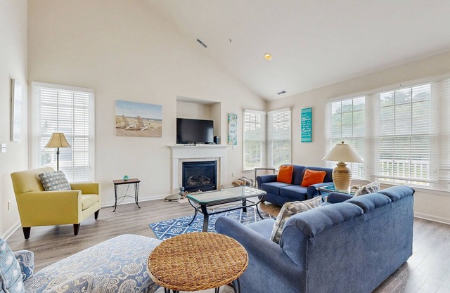 Bear Trap Dunes 2nd floor condo w/tennis court, basketball court, & golf