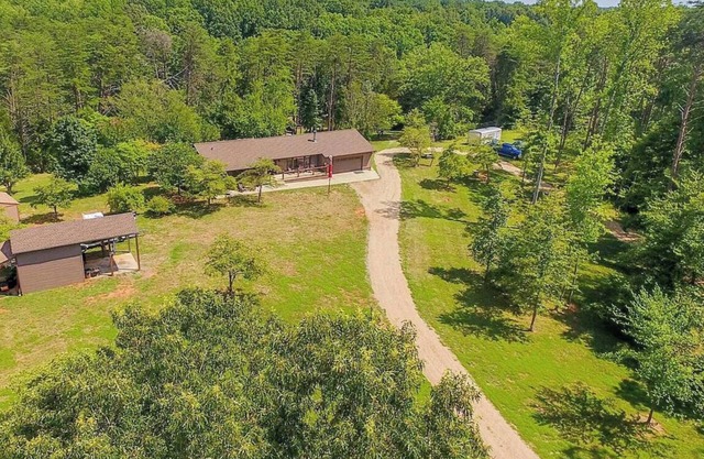 Bear Tree Waterfront Retreat on Lake Anna - 2 Lvl. Home w/Boathouse & Gazebo