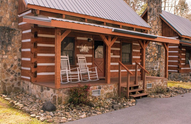 Bearfoot Bungalow- Tiny cabin Getaway