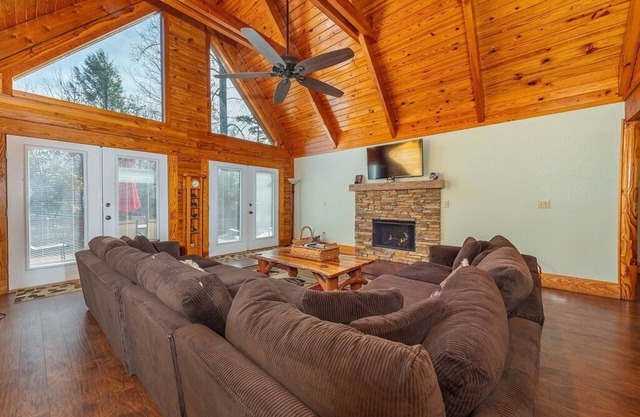 Bearfoot Lodge at Rumbling Bald