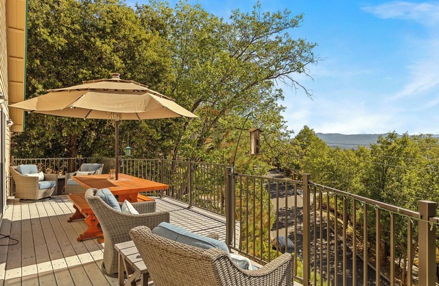 Bearfoot Lodge near Hiking & Skiing!