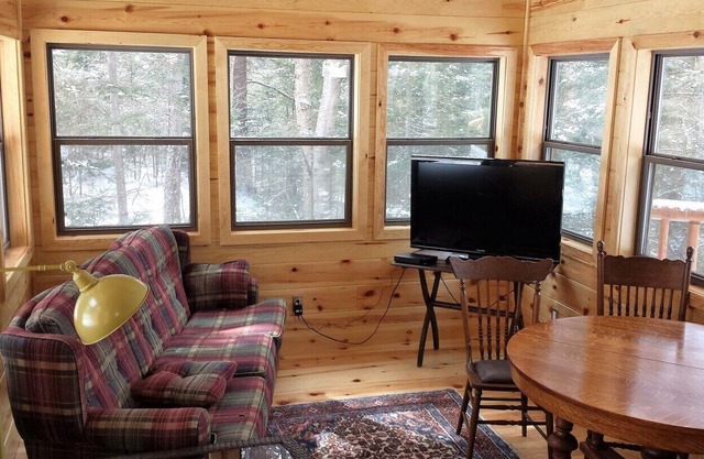 Bearhead Lodge - Beautiful 6 bedroom pine log cottage, lakefront,beach, forested