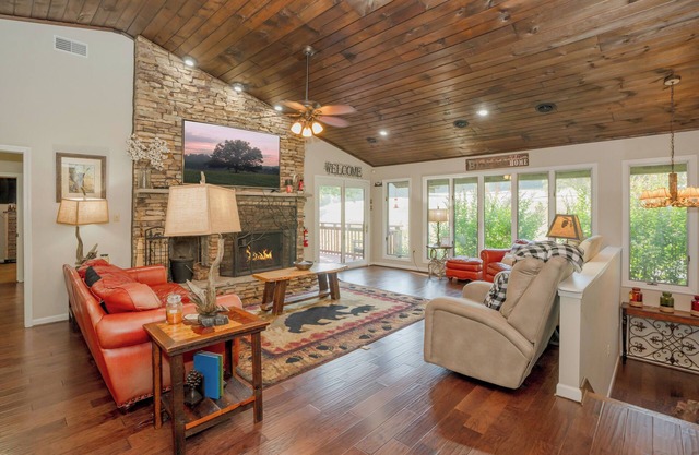 BearLodg@BentCrk: Views*GolfCourse*Pets*Games*HotTub*Wifi*FirePit*Creek*Secluded