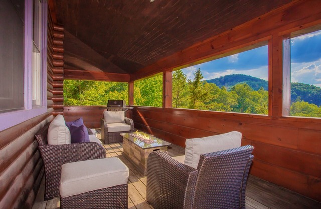 BearMountainGetaway: MtnViews! Secluded, HotTub, Wifi, Games, near Attractions!