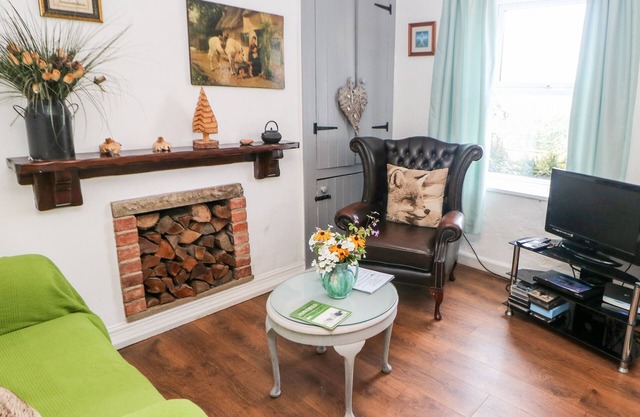 BEAS COTTAGE, pet friendly, with a garden in Hayfield
