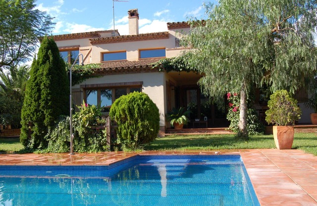 Beautiful villa with pool in Hospitalet de l'Infant for 8 or 10 people